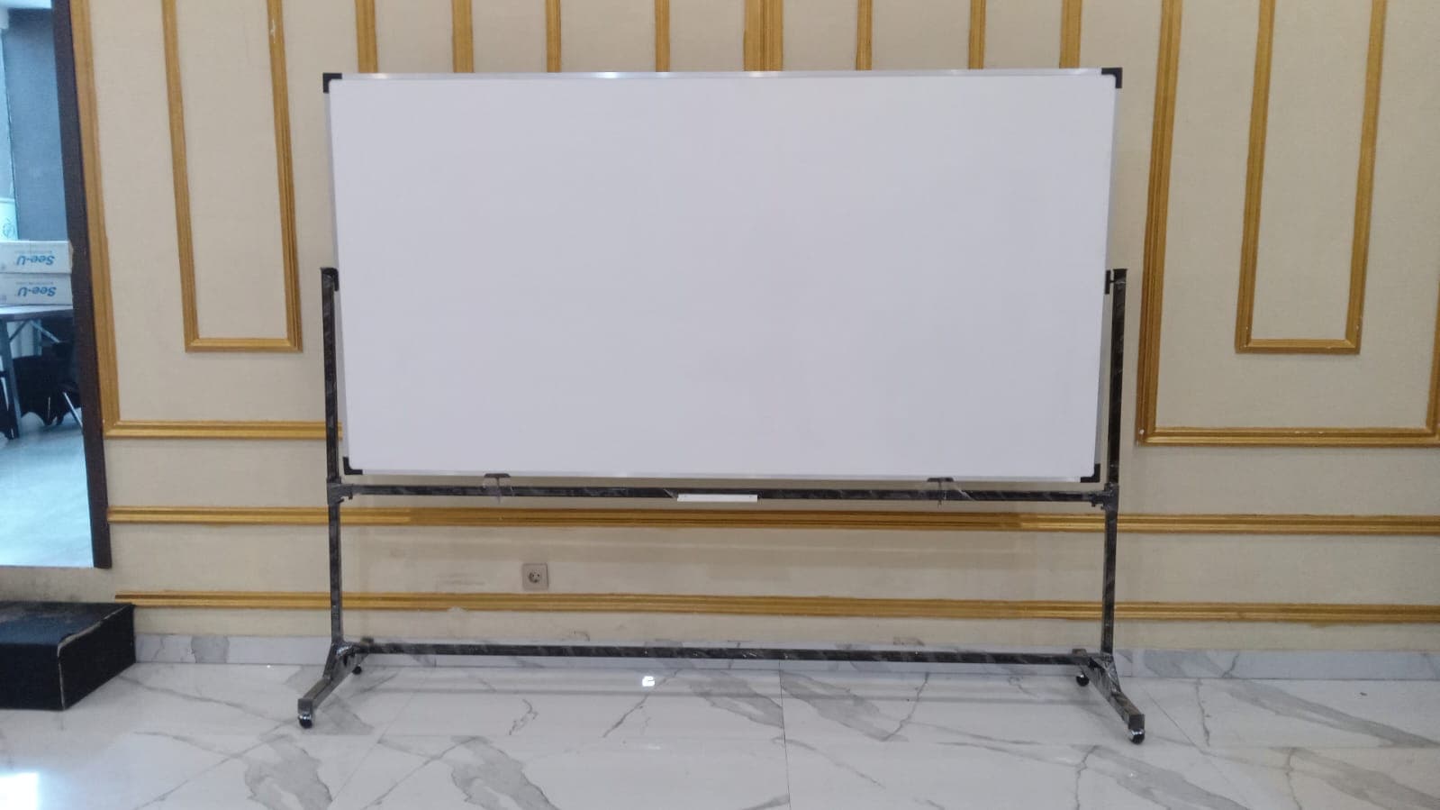 Papan Tulis Custom: Kapan Sebaiknya Menggunakan Ukuran Custom?